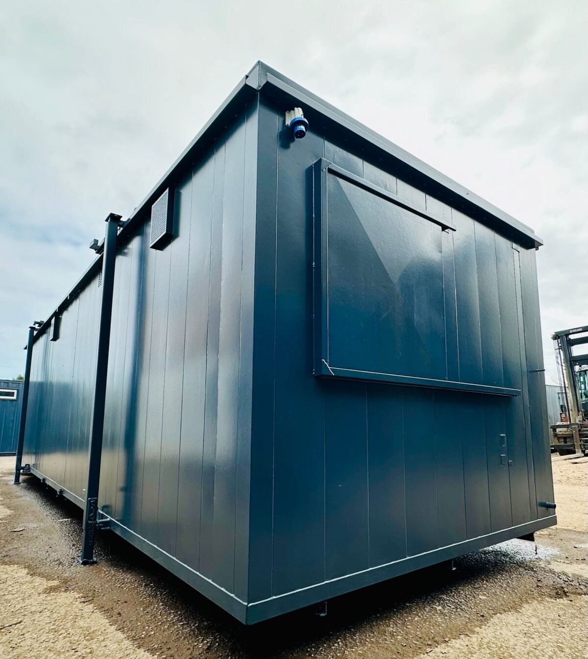 32 x 10 ft Anti-Vandal Cabin — 2+1 Toilet + Twin Shower Room — Changing Room — 50/50 Split — No 1077