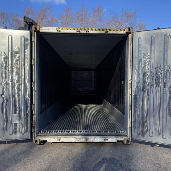 40ft As-Is High Cube Shipping Container – Wind & Watertight – White – Unit GESU948070-7